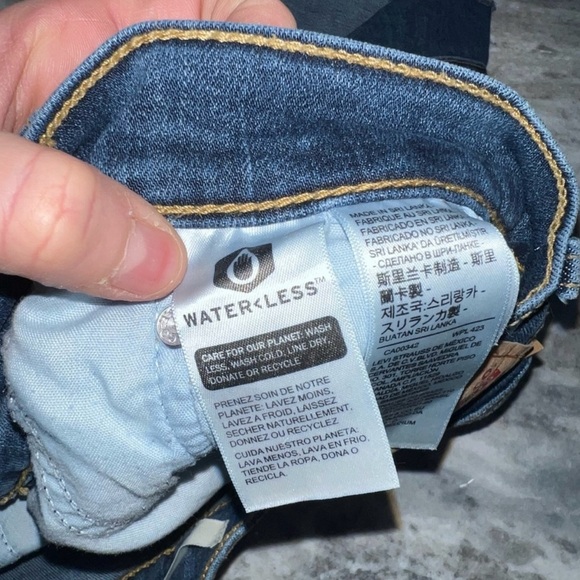 Levi High rise shorts medium wash distressed size 29 - Picture 8 of 9